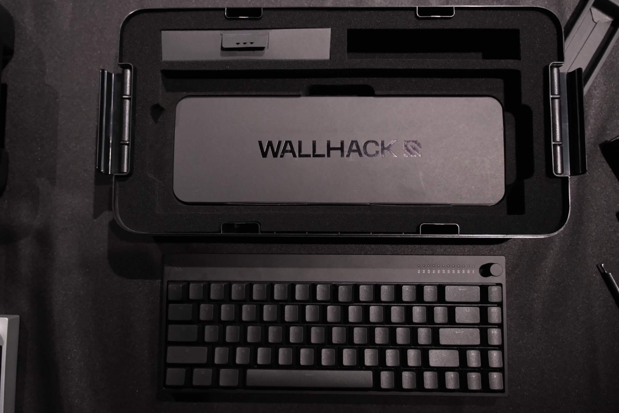 WALLHACK K-001(Slate)とキャリーケース。右上にノブと0.1mm刻みのLEDインジケーター