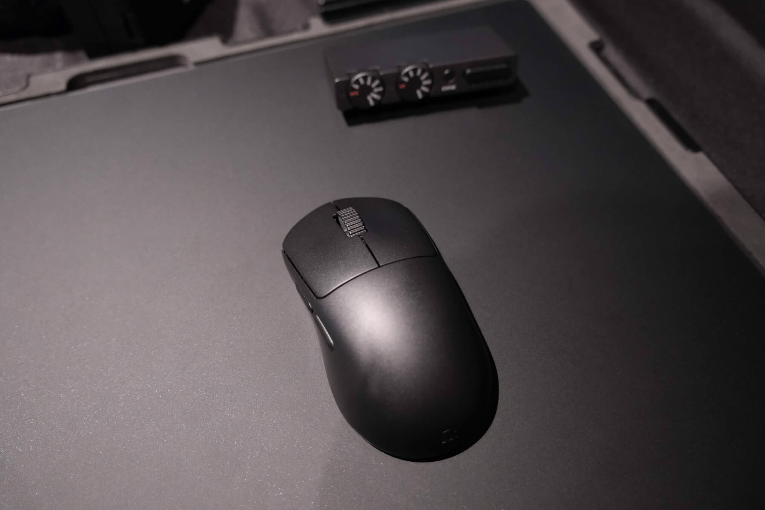 WALLHACK M-001をCR-005ガラスマウスパッドの上に置いた状態
