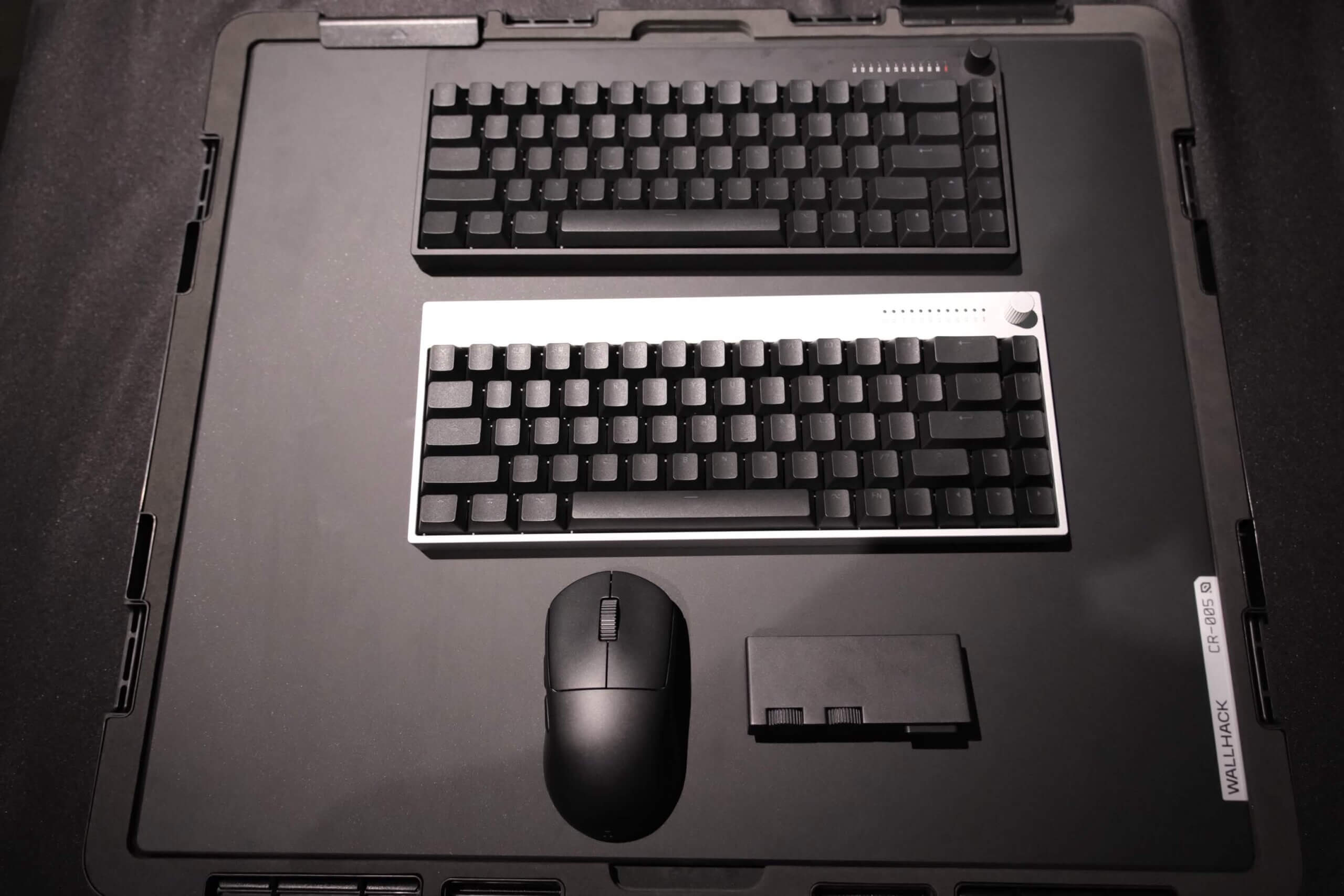 WALLHACK K-001のNaturalとSlate、M-001とドングルをCR-005の上に並べた様子