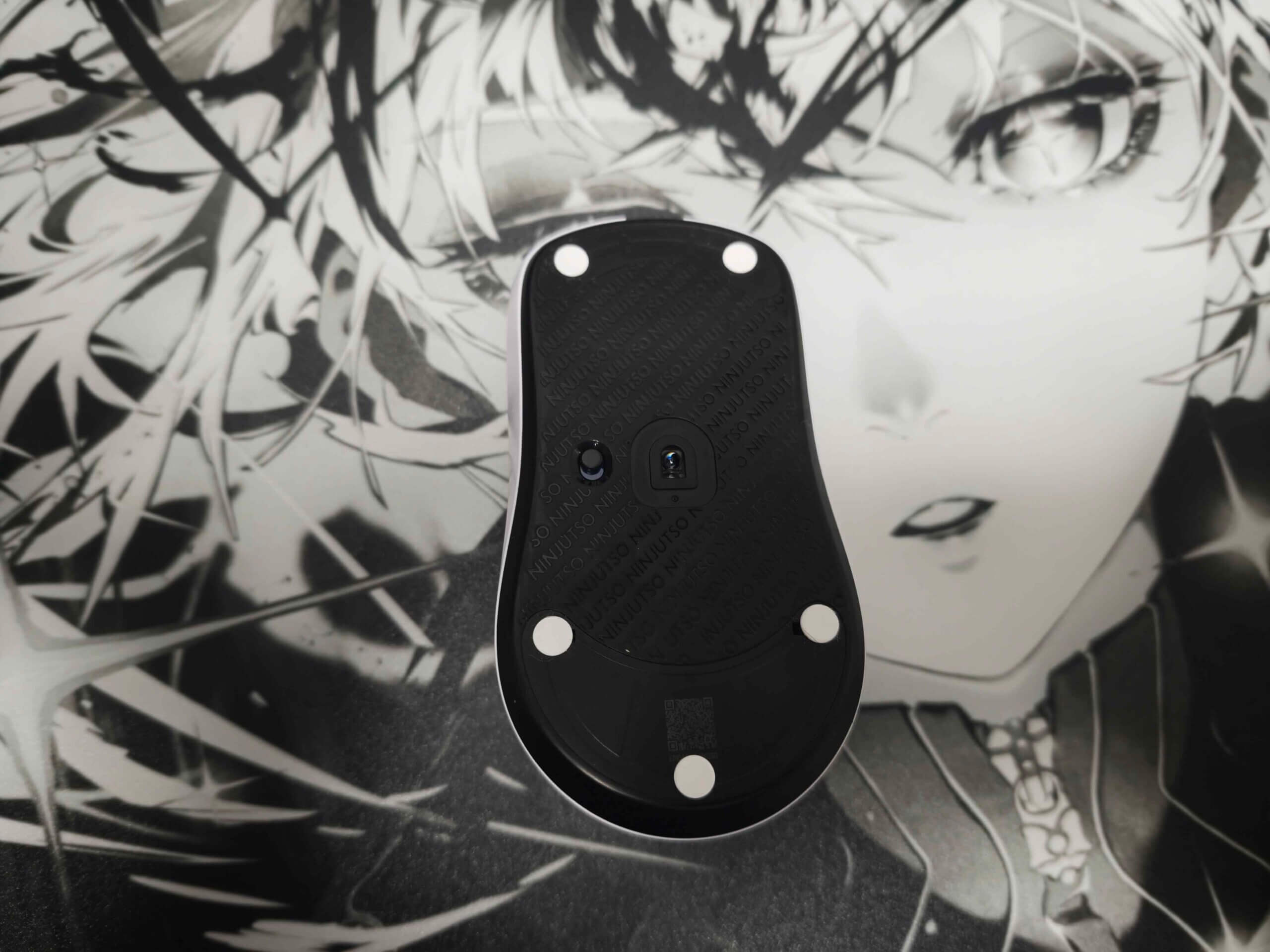 Ninjutso Sora V3の底面。付属の点ソールを5つ貼っている