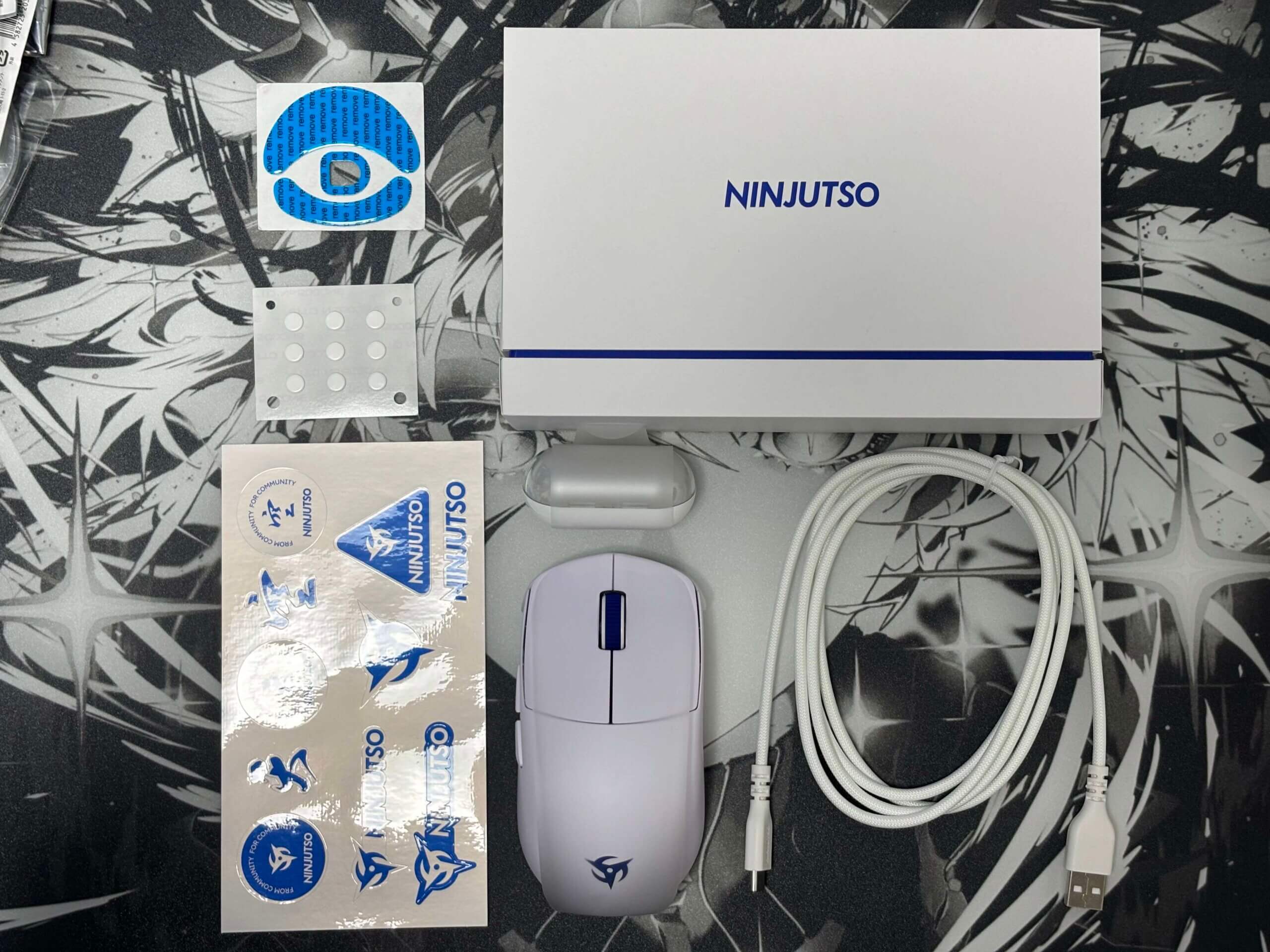 Ninjutso Sora V3のホワイトと箱、付属のドングル・ケーブル・ソール